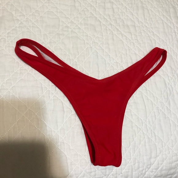 Red bikini - Picture 2 of 5